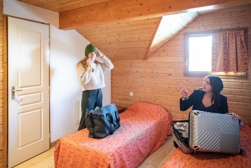 Zwei Frauen stehen in einem Raum in der Unterkunft SUNWEB Hôtel Chalet Margot in Le Dévoluy