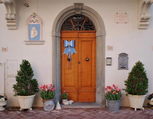 - une entrée à une église avec une porte en bois dans l'établissement Appartamento Fanciullacci, à Montelupo Fiorentino