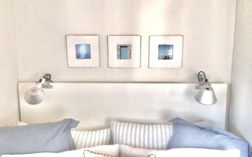 una stanza con tre foto su un muro con un divano di Über den Dächern von Bodman a Bodman-Ludwigshafen
