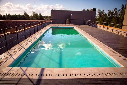 uma piscina em cima de uma casa em Pueblo Caamaño em Villa Rosa