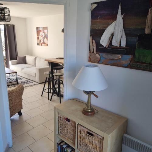 - une lampe sur une table dans le salon dans l'établissement Les Mouettes au Vert, à Sangatte