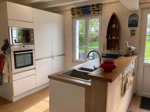 une cuisine avec un évier et une cuisinière four supérieur dans l'établissement Maison Indépendante à 200 m de la Plage de Castoul, 4 Chambres, Jardin Clos, Wifi, BBQ, Le Palais - FR-1-418-3, au Palais