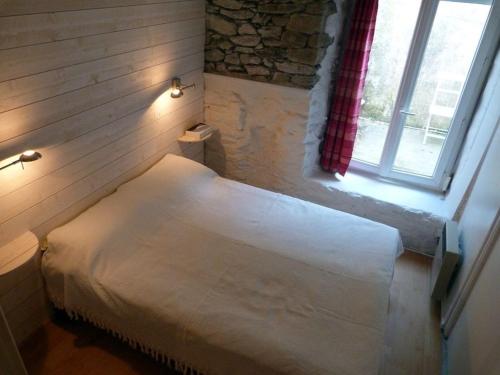 une chambre avec un lit dans une pièce avec une fenêtre dans l'établissement Appartement cosy en centre-ville, proche plage, pour 4 pers. avec cour privée et tout confort - FR-1-418-68, au Palais