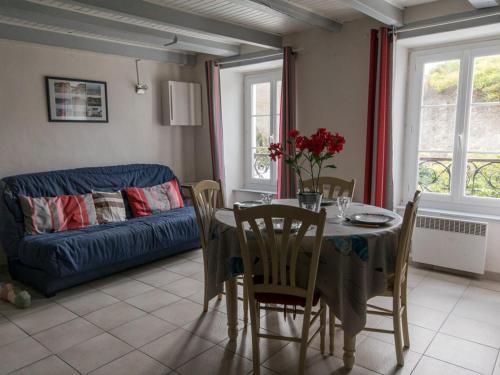 un salon avec une table, des chaises et un canapé dans l'établissement Appartement cosy en centre-ville, proche plage, pour 4 pers. avec cour privée et tout confort - FR-1-418-68, au Palais