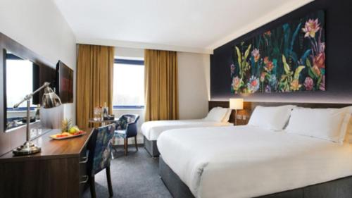 Postel nebo postele na pokoji v ubytování Nox Hotel Galway