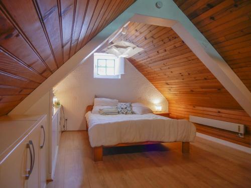 Ένα ή περισσότερα κρεβάτια σε δωμάτιο στο Maison authentique rénovée, proche plage et commerces, avec terrasse et toutes commodités, 2 étoiles - FR-1-418-135