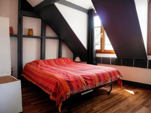 ル・パレにあるMaison Le Palais, 4 pièces, 5 personnes - FR-1-418-136のベッドルーム1室(屋根裏部屋に赤いベッド1台付)