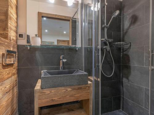 une salle de bain avec un lavabo et une douche dans l'établissement Location Appartement Duplex 2 Chambres - Proche Pistes et Golf à Megève - Terrasse et Parking - FR-1-453-26, à Megève