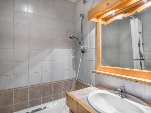 une salle de bain avec un lavabo, un miroir et une baignoire dans l'établissement Appartement 2 chambres confortable, balcon, ascenseur, en plein centre de Megève, animaux admis - FR-1-453-107, à Megève