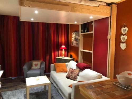 een woonkamer met een bank en een bed bij Studio Pra-Loup, 1 pièce, 4 personnes - FR-1-165A-14 in Uvernet