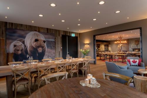 a restaurant with a large painting of two bears on the wall at Badhotel Rockanje in Rockanje