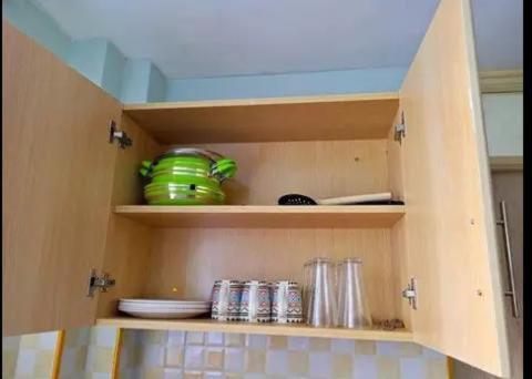 einen Schrank mit Tellern und Geschirr in einer Küche in der Unterkunft Trendy Homes - 1 Bedroom in Bungoma