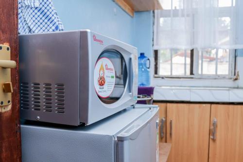 eine Mikrowelle auf einem Kühlschrank in der Unterkunft Trendy Homes - 1 Bedroom in Bungoma