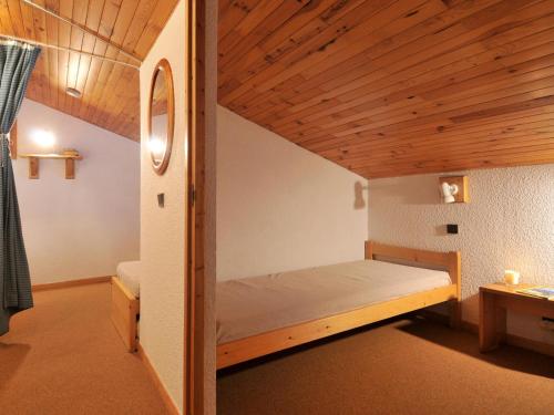 une chambre avec un lit superposé dans une pièce dans l'établissement Appartement chaleureux au pied des pistes avec balcon, 3 pièces, 7 pers., animaux admis - FR-1-181-2200, à La Plagne Tarentaise