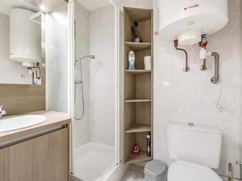 een badkamer met een douche, een toilet en een wastafel bij Ocean Suites 815 - Appartment 2 bedrooms - floor 8 in Blankenberge