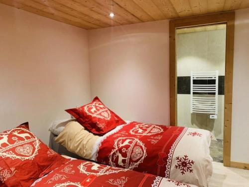 Ein Bett oder Betten in einem Zimmer der Unterkunft Spacious apartment in Chatel with ski-storage