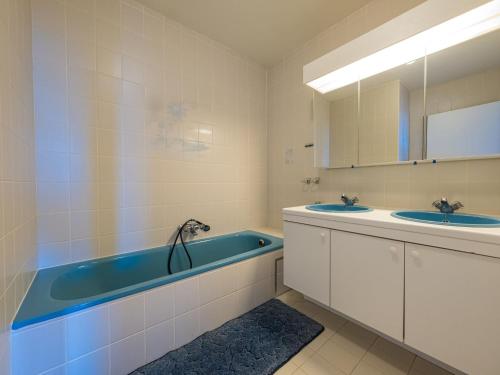 ein Badezimmer mit 2 Waschbecken und einer Badewanne in der Unterkunft Oasis II 0802 - Appartment 2 bedrooms garage - floor 8 in Middelkerke