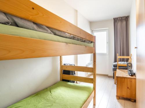 1 dormitorio con 2 literas y escritorio en Ocean Suites 501 - Appartment 2 bedrooms - floor 5, en Blankenberge