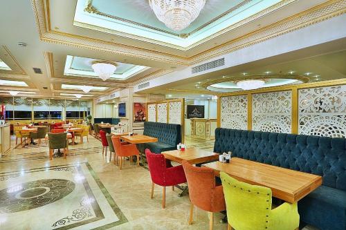 伊斯坦堡的住宿－Emirhan Palace Hotel，一间在房间内配有桌椅的餐厅