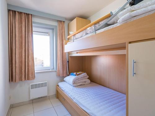 - une chambre avec 2 lits superposés et une fenêtre dans l'établissement Mathilde 0601 - Appartment 2 bedrooms - floor 6, à Middelkerke