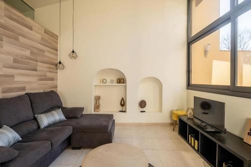 a living room with a couch and a tv at L'Heura in Navata