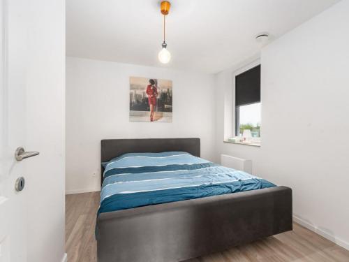 een slaapkamer met een bed en een raam bij Castelli - Secundo 302 - Appartment 2 bedrooms garage - floor 3 in Blankenberge