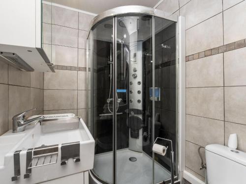 La salle de bains est pourvue d'une douche, d'un lavabo et de toilettes. dans l'établissement Scarphout G6 - Studio sleeping corner - floor 6, à Blankenberge