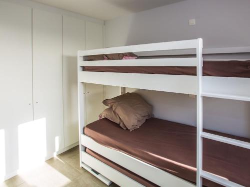 1 Schlafzimmer mit 2 Etagenbetten in einem Zimmer in der Unterkunft Appartment 2 bedrooms with garage at Les Amiraux 0701 on floor 7 in Middelkerke