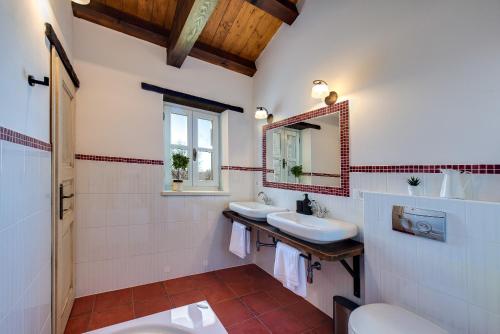 Bilik mandi di Villa Avalon - Luxury home with pool in the centre of Istria