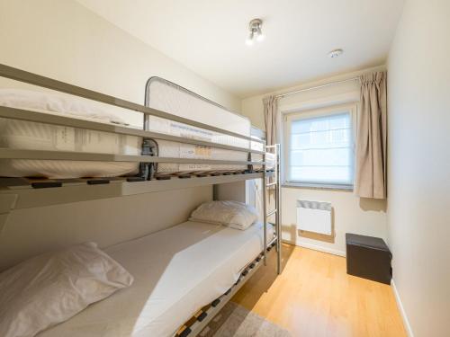 1 Schlafzimmer mit 2 Etagenbetten und einem Fenster in der Unterkunft Appartment 2 bedrooms at De Ra 0101 on floor 1 in Middelkerke