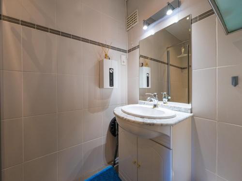 uma casa de banho com um lavatório e um espelho em Appartement 1 bedroom at Stella 0602 on floor 6 em Middelkerke