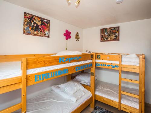 a bedroom with two bunk beds in a room at Duplex apartment near the center in Middelkerke