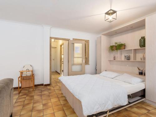 - une chambre avec un grand lit blanc et un canapé dans l'établissement Studio at Andorra 1 on floor 1, à Blankenberge
