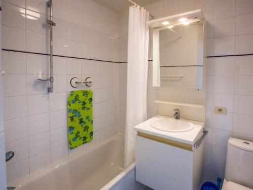 y baño con lavabo, bañera y aseo. en Golf Azur Nice 0003 - Appartement 1 bedroom garage - floor 0, en Middelkerke