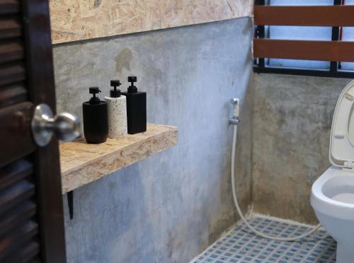 Et badeværelse på @Home Hostel Wua Lai