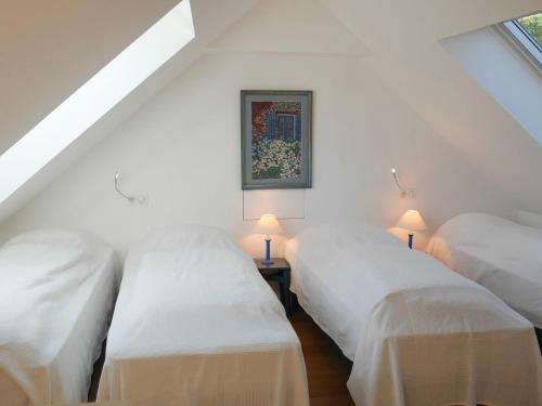 2 Betten in einem weißen Zimmer mit 2 Lampen in der Unterkunft Maison Locmaria, 3 pièces, 6 personnes - FR-1-418-208 in Locmaria