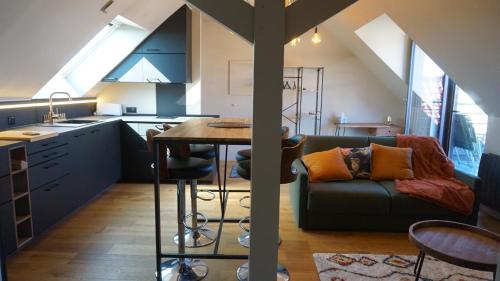 une cuisine et un salon avec une table et un canapé dans l'établissement L 'étoile de Stella, à Stella-Plage