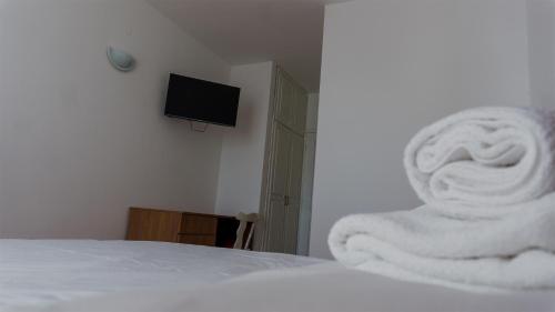 uma cama branca com uma toalha branca em Erin's bed and breakfast em Dramalj