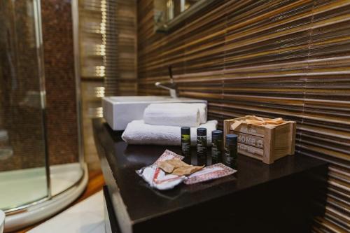 La salle de bains est pourvue d'un comptoir avec des serviettes et un lavabo. dans l'établissement Next Door elegante villa a Bari, à Valenzano