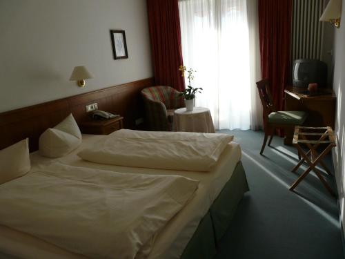 Ένα ή περισσότερα κρεβάτια σε δωμάτιο στο Hotel Roter Hahn - Bed & Breakfast