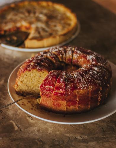 a bundt cake on a plate next to a pizza at Pousada Rosa do Mar in Gamboa