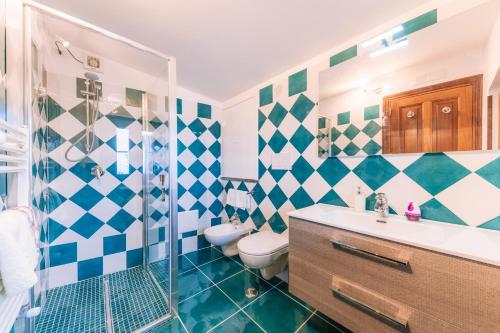 une salle de bain avec toilettes, lavabo et douche dans l'établissement Loggetta 17, à Ravello
