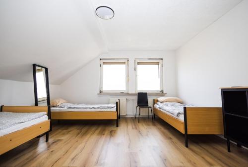 Cama o camas de una habitación en Häusliches Loft Wohnung Apartment im Herzen von Ratingen