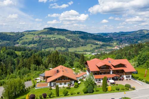 una vista aérea de una casa en las montañas en Natur- & Genießerhotel Der Birkenhof en Oberstaufen