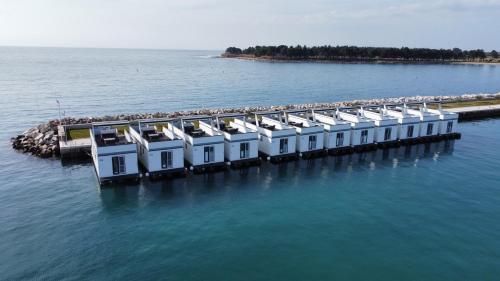 The Sea Lodges Novigrad - Bootshaus Floating Sea House