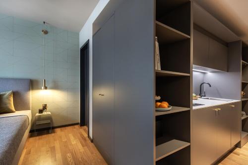 a small room with a bed and a kitchen at ipartment Berlin Airport in Schönefeld