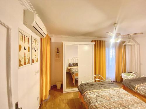 1 dormitorio con 2 camas y espejo en Cozy Apartment (JANNA) en 6th Of October