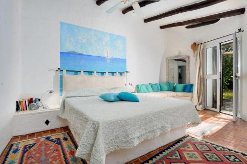 Un dormitorio con una cama con almohadas azules. en Private Villa ORIONE, en Porto Cervo