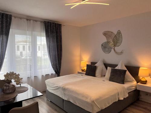 Un dormitorio con una cama grande y una ventana en Prime Host Lovely Apartment en Karlsruhe