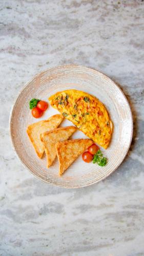 um prato com uma fatia de pizza e biscoitos em Hotel Casa Canabal by Faranda Boutique em Cartagena de Indias